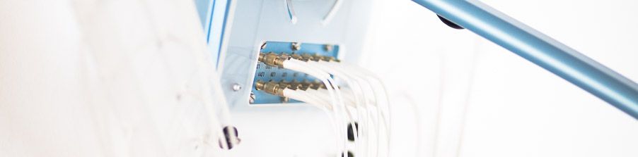 Therapiegerät mit mehreren Elektrodenkabeln für die schmerzstillende Elektrotherapie