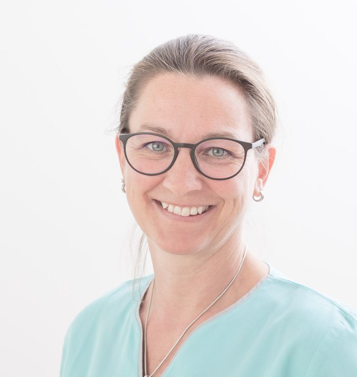 Porträt von Bettina Stöckl mit Brille