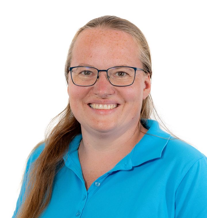 Porträt von Cornelia Badinsky mit Brille